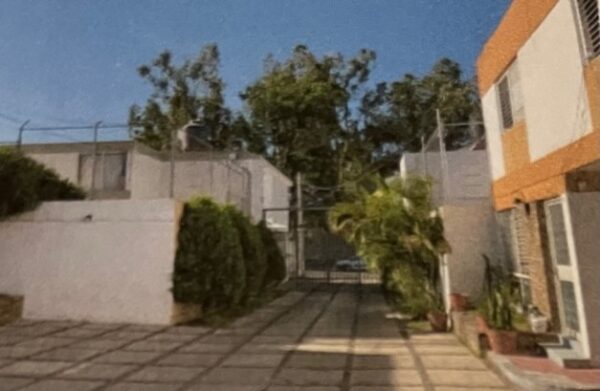 Condominio en Venta de 6 Casas Jardínes del Bosque $22´500,000